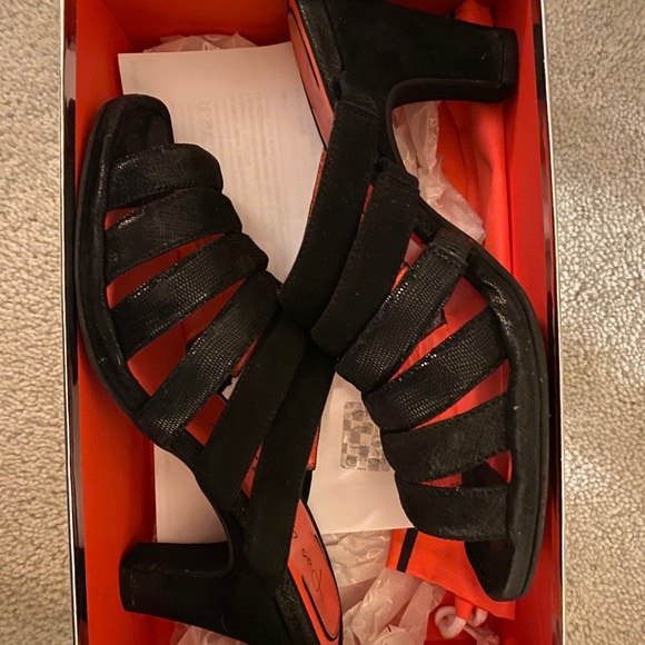 Pas de rouge black strapping heeled sandals - Picture 2 of 3